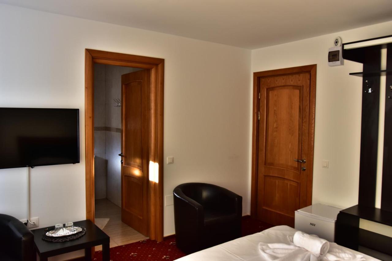 Hotel Ostrov 3*